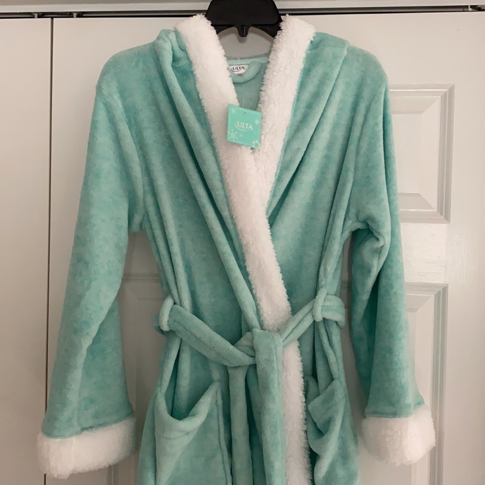 Ulta beauty Robe mint green w/ pockets ☁️